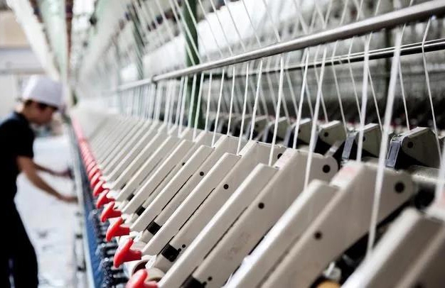 訂單減少50% 開機(jī)率達(dá)到低位，限電或?qū)⒕硗林貋?，多地電價(jià)最高上漲70%，紡織人的春天何時(shí)到來？